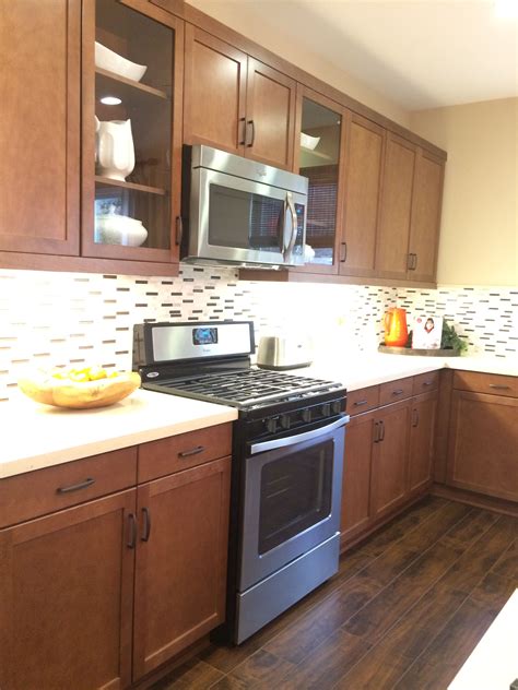 backsplash for medium brown cabinets.